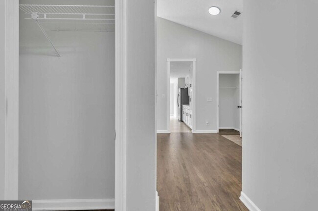 Building Photo - 250 Meadow View Dr