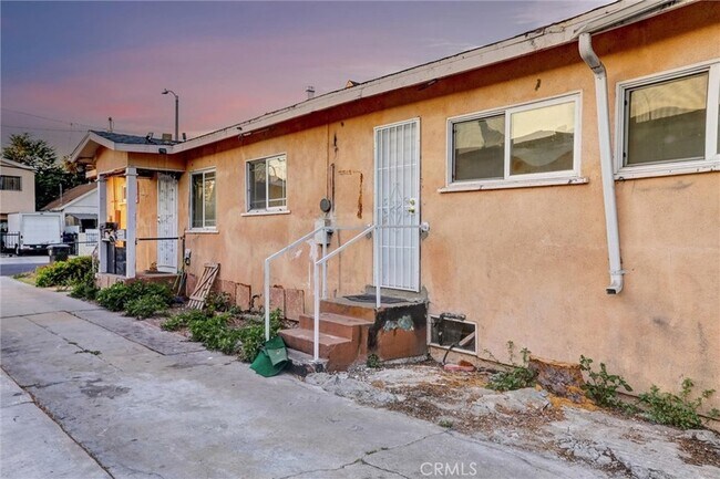 Building Photo - 950 E 48th St