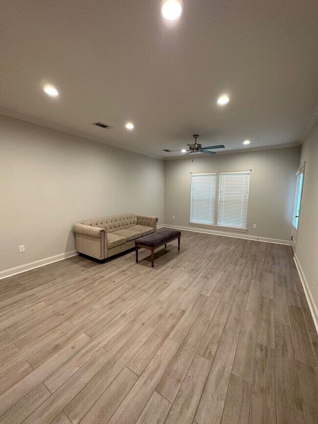 Building Photo - 801 S Audubon Pl Ave