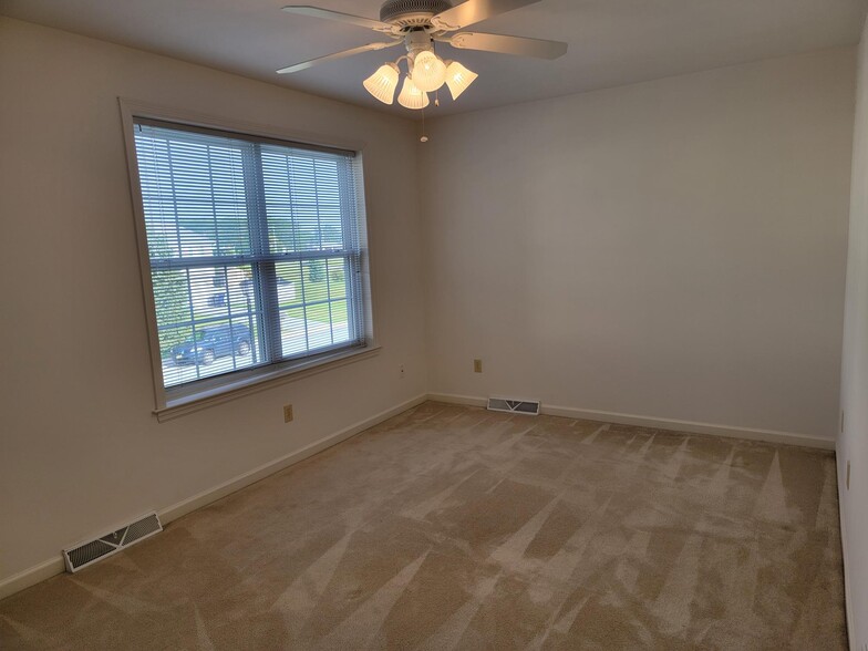 Building Photo - 205 Riders Way