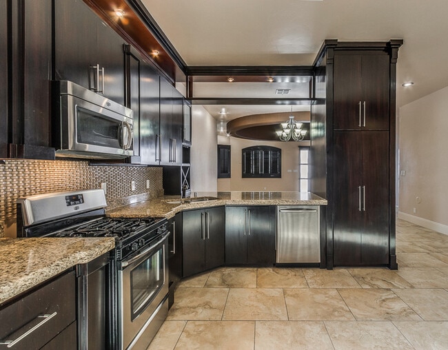 Building Photo - Gorgeous Custom Home on a corner lot in Ventanas - East El Paso!