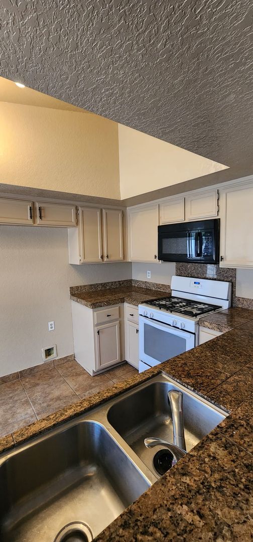 Building Photo - Charming Single Family Home!