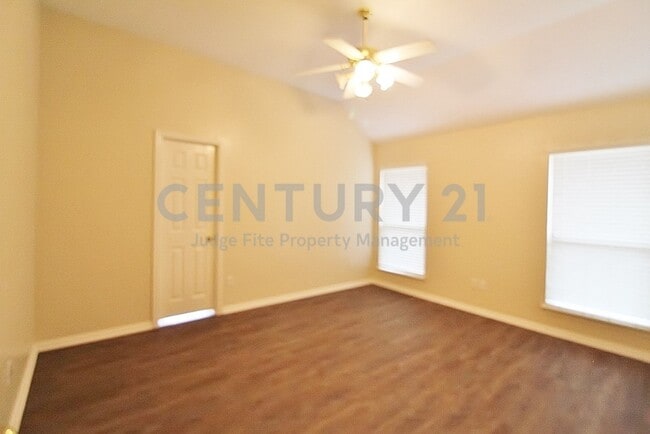 Building Photo - 302 Aspen Ct W