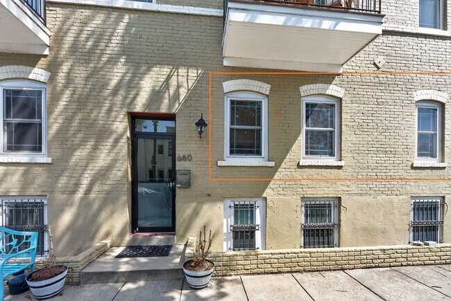 Building Photo - 660 Morton Pl NE