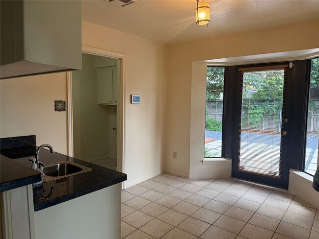 Building Photo - 3232 Parkwood Dr