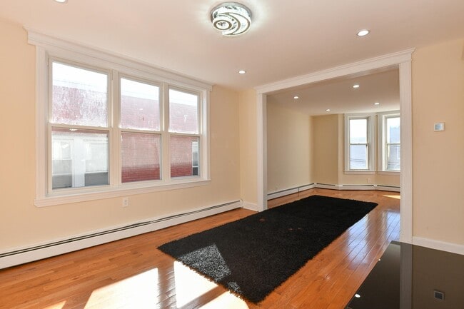 Building Photo - 1402 8TH St