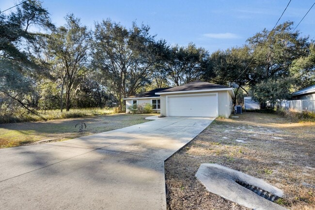 Building Photo - 3/2 Home In Silver Springs Shores