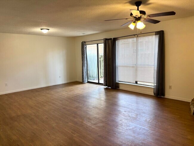 Building Photo - 32 7th Ave