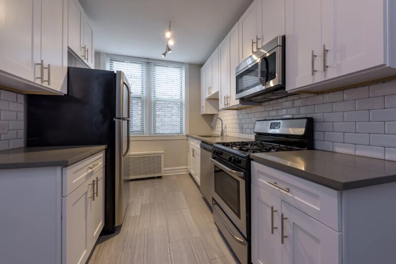 Building Photo - 1320 E Hyde Park Blvd