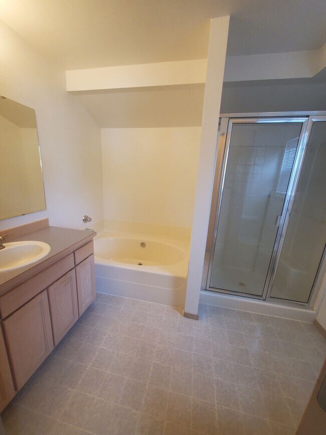 Building Photo - Bright 4BD/2.5BTH Lynnwood Home with Vault...