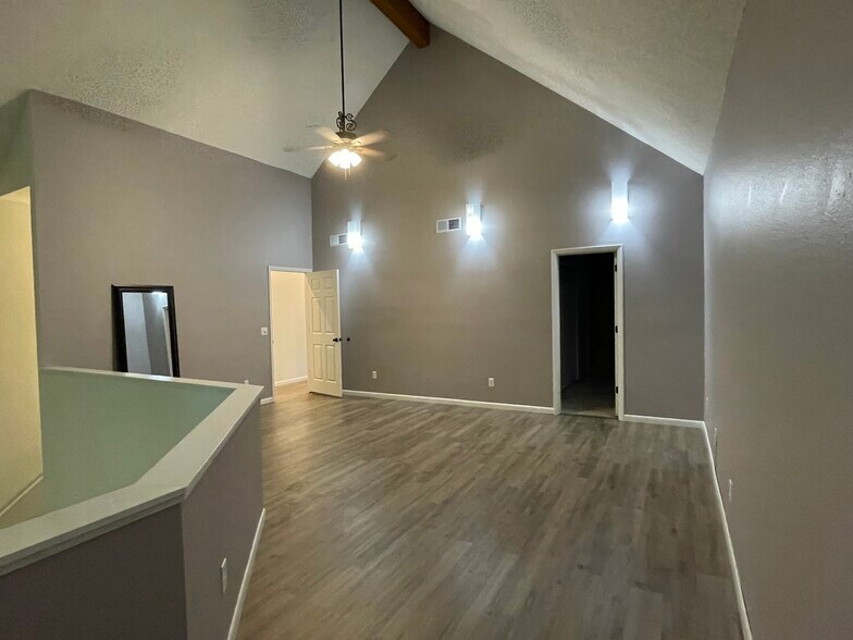 Building Photo - 930 E Primrose St