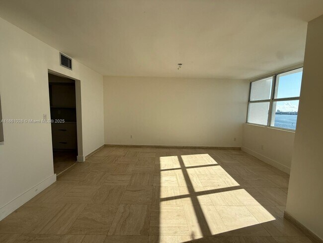 Building Photo - 1420 Brickell Bay Dr