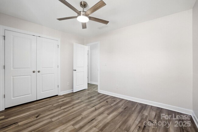 Building Photo - 3909 Woodland View Dr