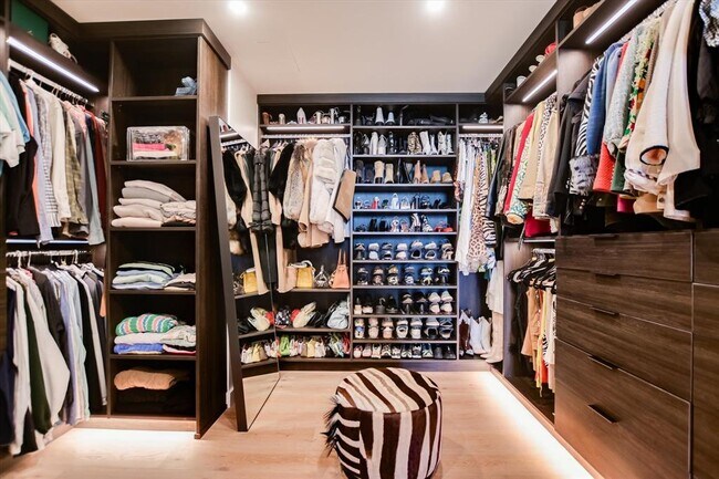 Building Photo - 610 Davis St