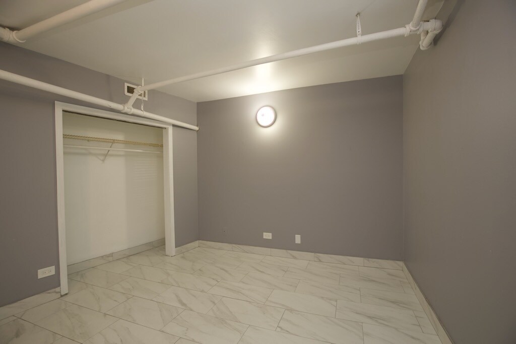 Building Photo - 4406 N Racine Ave