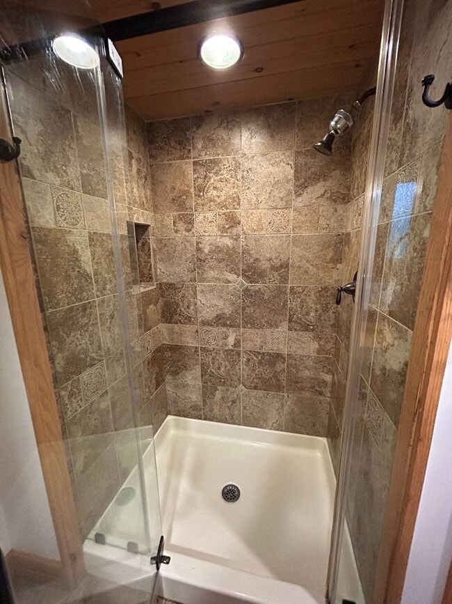 Building Photo - East AVL - Beautiful Zen Garden Apt with Sauna!