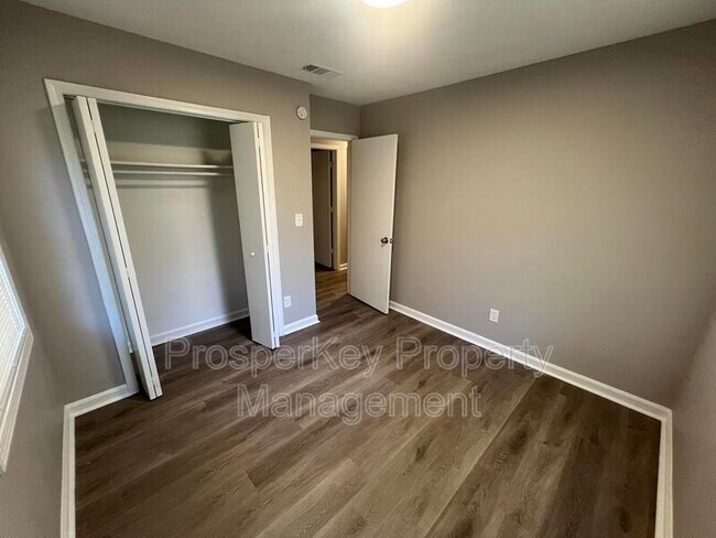 Building Photo - 502 Fall Dr