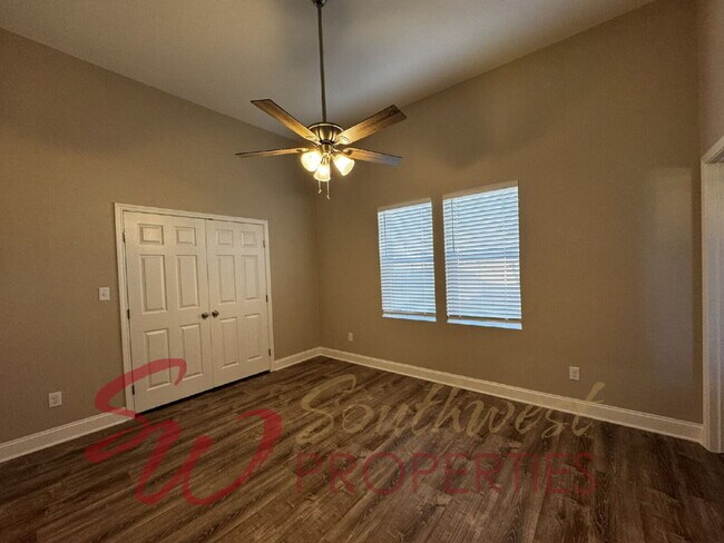 Building Photo - Freshly Remodeled 3 Bed / 2 Bath – Close to Campus | Pets Welcome!