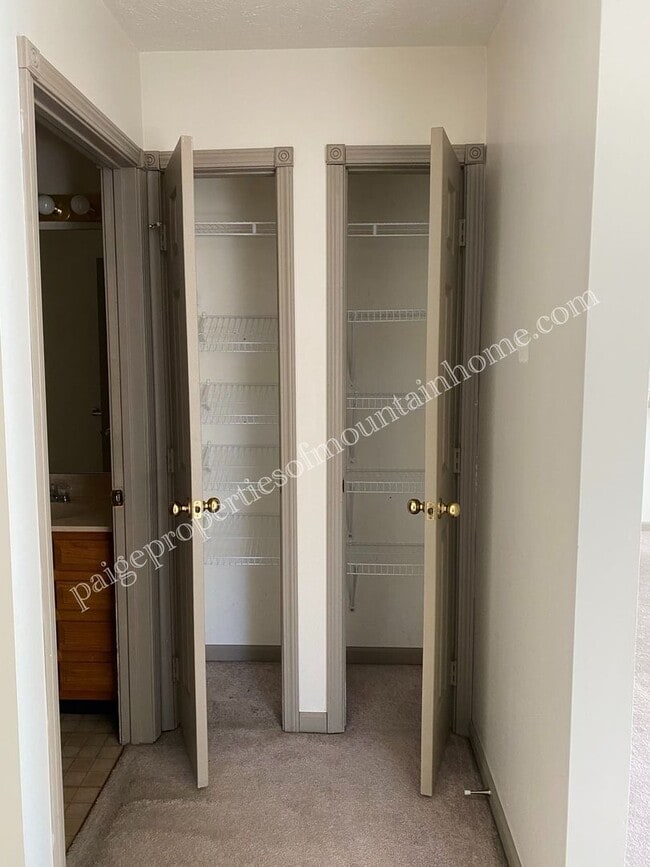 Building Photo - Grand Oak Road