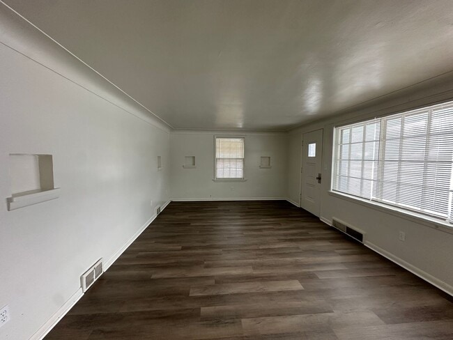 Building Photo - 1102 Napoleon Rd