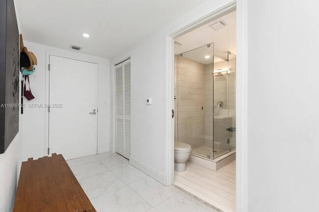 Building Photo - 9940 W Bay Harbor Dr