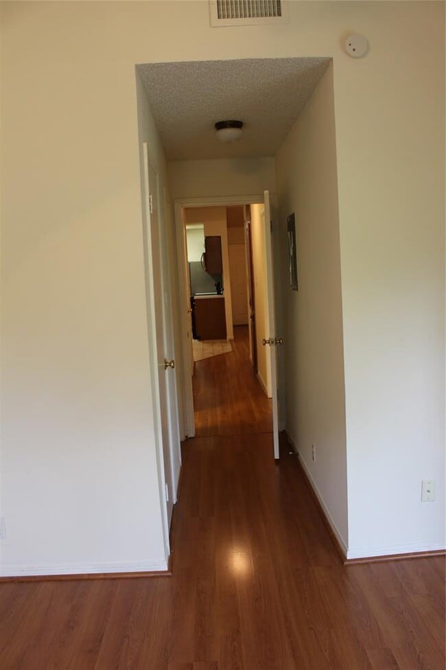 Building Photo - 203 E 31st St