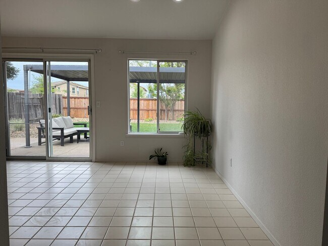 Building Photo - Recently remodeled charmer!