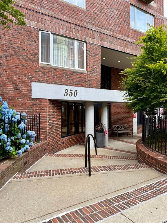 Building Photo - 350 North St