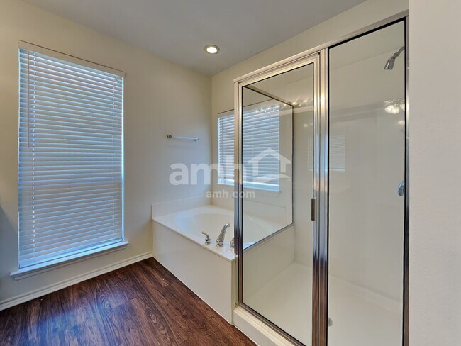 Building Photo - 10613 Big Oak Dr
