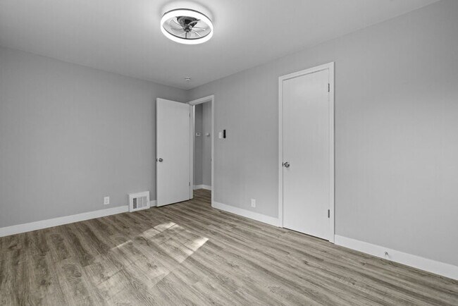 Building Photo - 1122 Roxton Dr