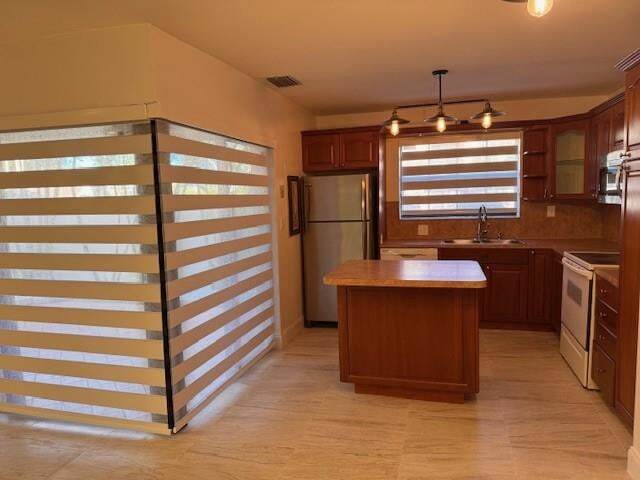 Building Photo - 11202 SW 132nd Ct W