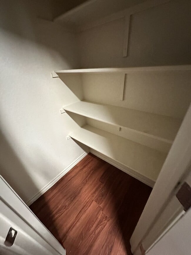 Building Photo - AVAILABLE NOW! (SECTION 8 ACCEPTED)