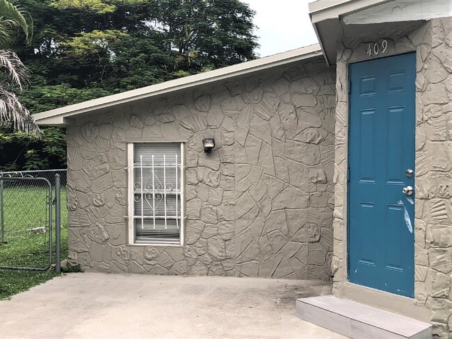 Building Photo - Cute & Cozy 2BD/2BA + Bonus Room Available...
