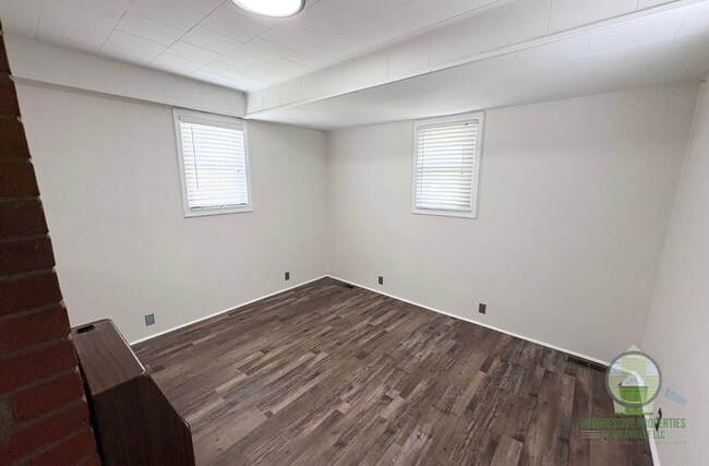 Building Photo - 307 E Blue Ridge Dr