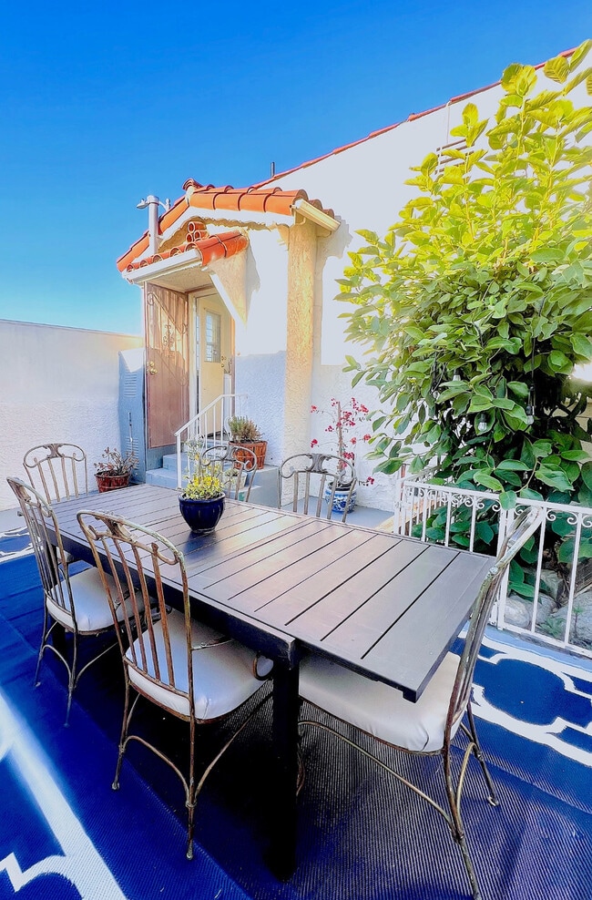 Building Photo - 9101 La Salle Ave