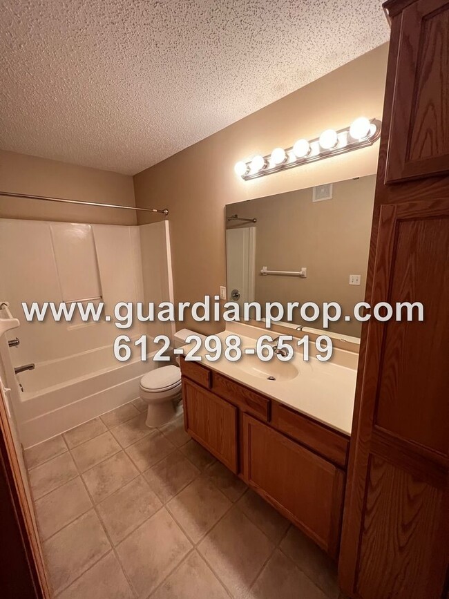 Building Photo - Townhouse Available Now, Vaulted Ceilings,...