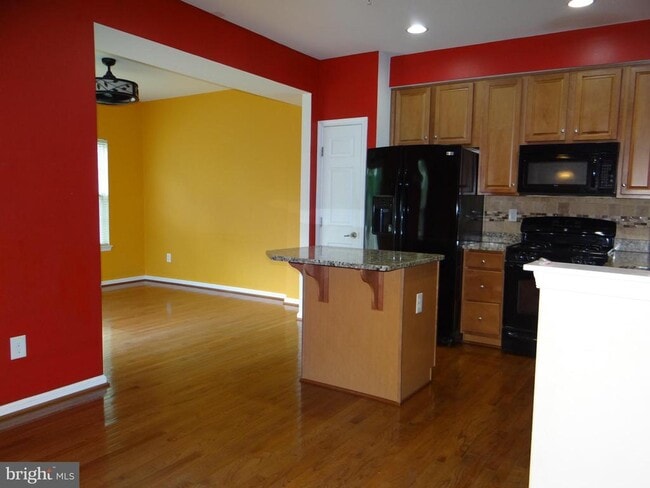 Building Photo - 400 Larose Dr