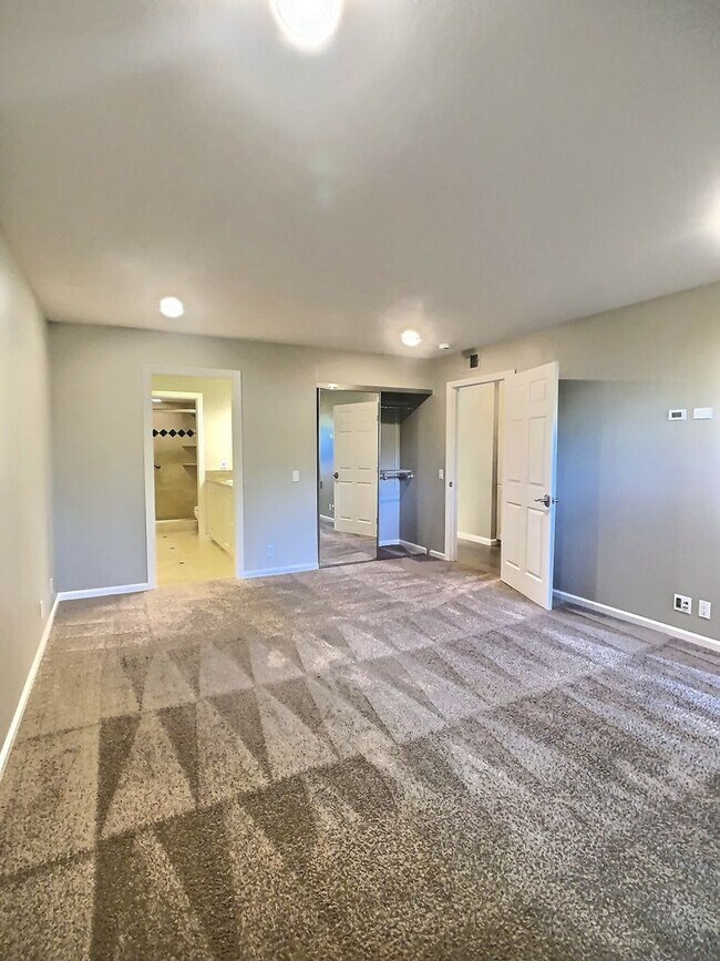 Building Photo - Dry Creek Village Townhouse!