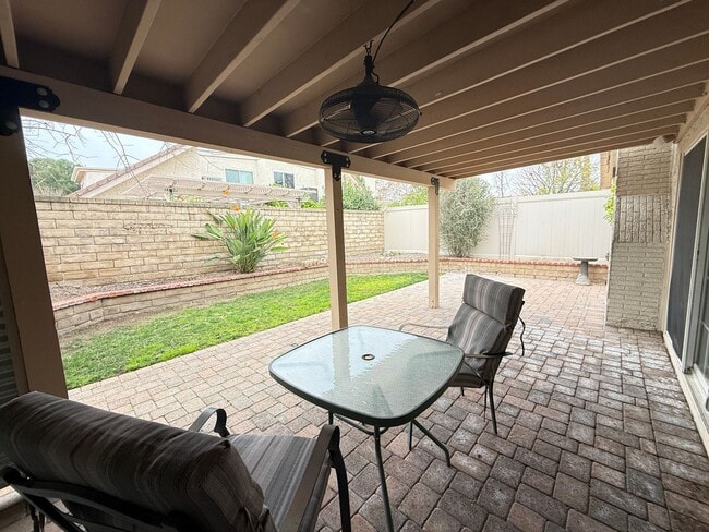 Building Photo - Beautiful 4-Bedroom Home in the Heart of Valencia!