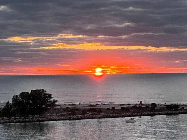 Building Photo - 865 S Gulfview Blvd