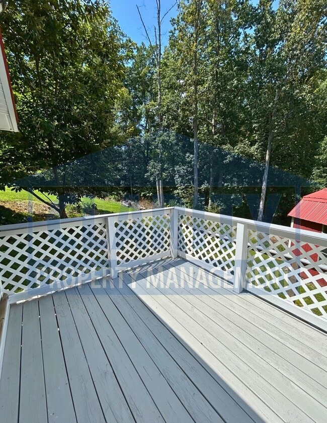 Building Photo - Three bedroom home w/ screened in porch!