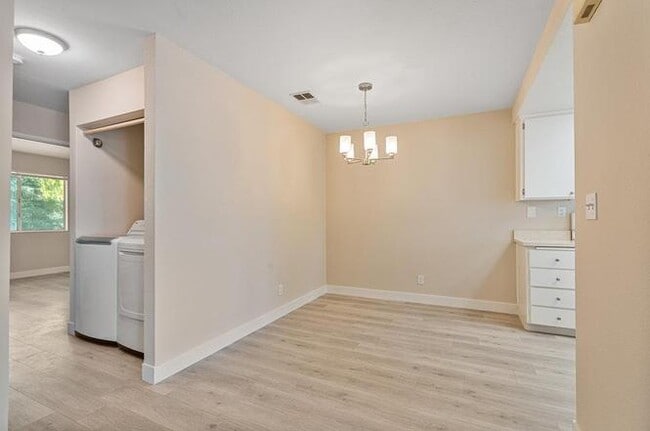 Building Photo - 331 Shadow Run Dr