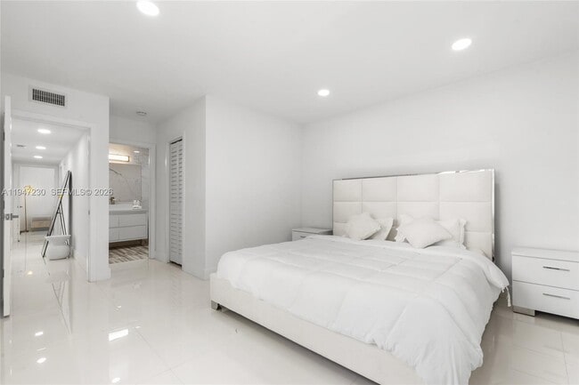 Building Photo - 1581 Normandy Dr