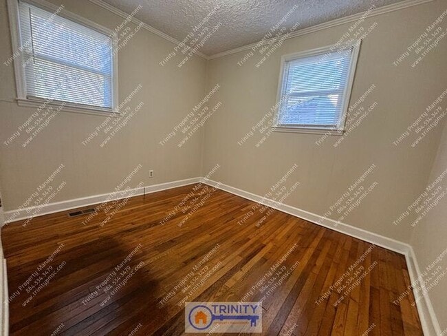 Building Photo - Bright and Sunny 2-bedroom, 1-bathroom Hom...