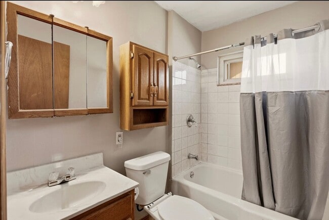 Building Photo - Move-In Ready 3 Bedroom with Fenced Yard & Garage!