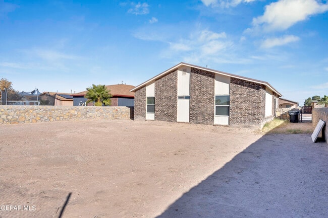 Building Photo - 621 Maravillas St