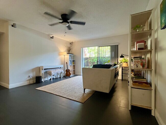 Building Photo - 13720 SW 90th Ave