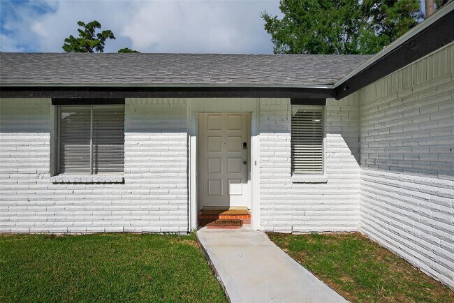 Building Photo - 23223 Naples Dr