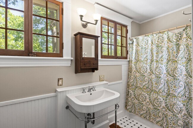 Building Photo - Historic Home in Wake Forest!