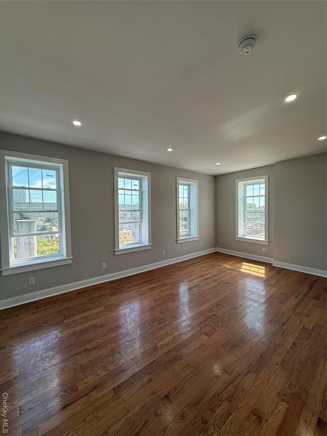 Building Photo - 94-34 Van Wyck Expy